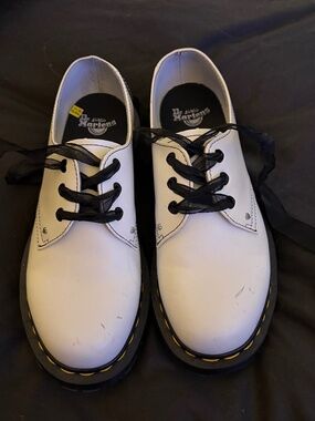 Dr. Martens 1461 w/heel heart detail